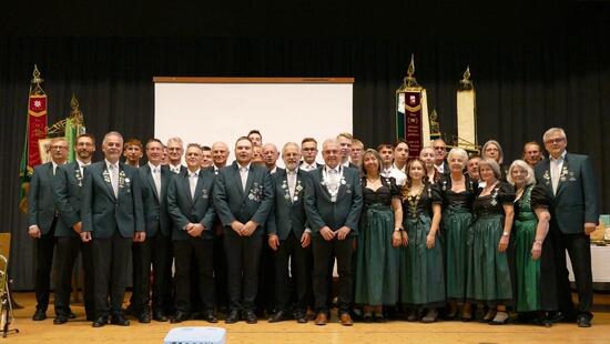 Gruppenfoto des Schützenvereins Steinmauern beim 100-jährigen Jubiläum